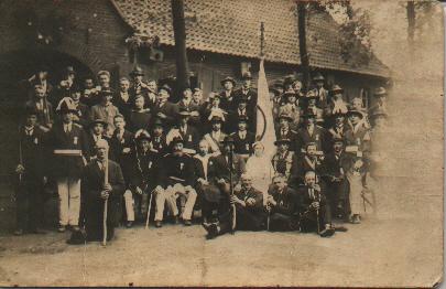 1926_Gruppenfoto.jpg - Schützenfest 1926. Gruppenfoto mit dem Königspaar August Schroer-Klostermann und Franziska Lütkenhaus.