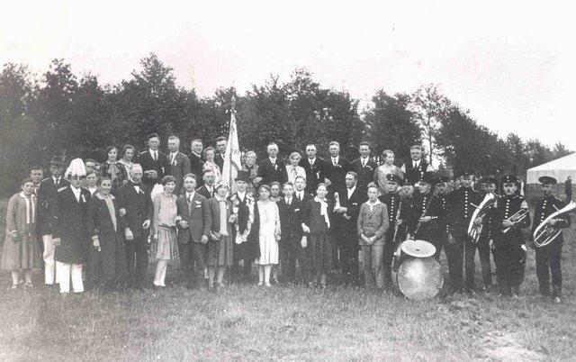 1928_Buschschl.jpg - Schützenfest 1928. Gruppenfoto mit dem Königspaar Hans Buschschlüter und Maria Winking.