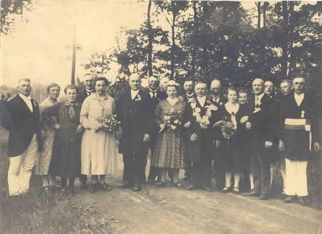 1930_Stenkolk.jpg - Schützenfest 1930. Königspaar Wilhelm Stenkolk und Christine Eismann mit Throngefolge, Vorstand und Offiziere.