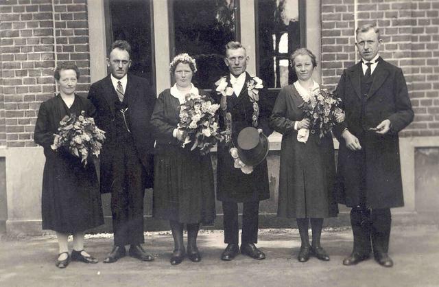 1932_Lanfer.jpg - Königspaar 1932: August Lanfer und Anna Kloster; Gefolge v.l.: Frau Kloster u. Ignatz Kloster; Anna Lanfer u. Theodor Kloster. 
