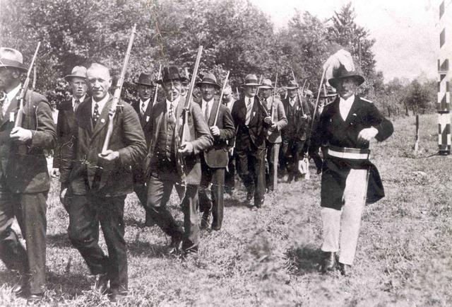 1933_Vogelst.jpg - Schützenfest 1933. Marsch an der Vogelstange; rechts: Offizier Bernhard Eßling-Messing.