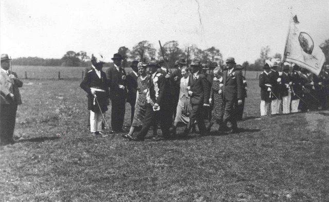 1935_Schenk.jpg - Schützenfest 1935. Königspaar Heinrich Schenk und Frl. Anna Sommerhage mit Gefolge an der Vogelstange.