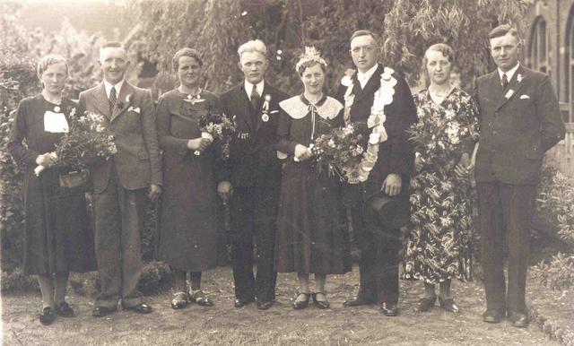 1936_Sockh-Thr.jpg - Schützenfest 1936. Königspaar Hermann Stockhorst und Anna Engbers; Gefolge v.l.: Katharina Schenk u. Johann Stockhorst; (Heinr. Schenk u. Anna Sommerhage Königspaar v. 1935); Anna Stockhorst u. Hermann Engbers