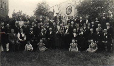 1937_Wensing-Gruppe.jpg - Schützenfest 1937. Gruppenfoto mit dem Königspaar Josef Wensing und Sophia Eing.