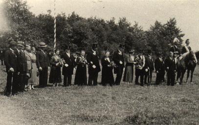 1937_Wensing-Parade.jpg - Parade vor dem neuen Königspaar 1937 Josef Wensing und Sophia Eing mit Vorstandsmitglieder.