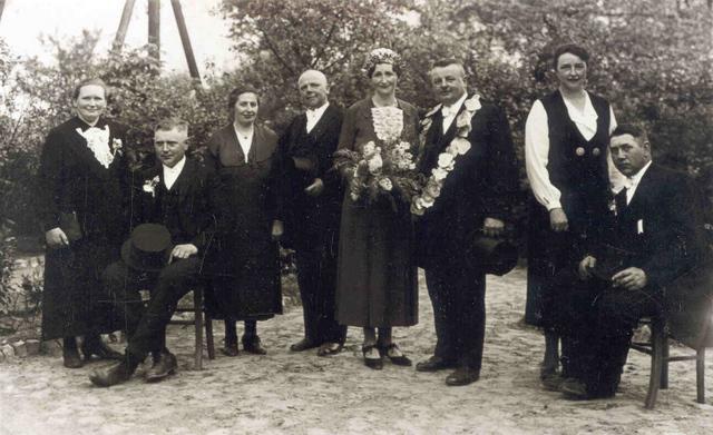 1937_Wensing-Thr.jpg - Throngemeinschaft 1937. Königspaar Josef Wensing und Sophia Eing; Gefolge: Hubert Eing,  Frau Wensing, Wilh. Hüning-Ubbenhorst, Maria Eing, Bernhard Eing, Frau Witwe Hummelt,