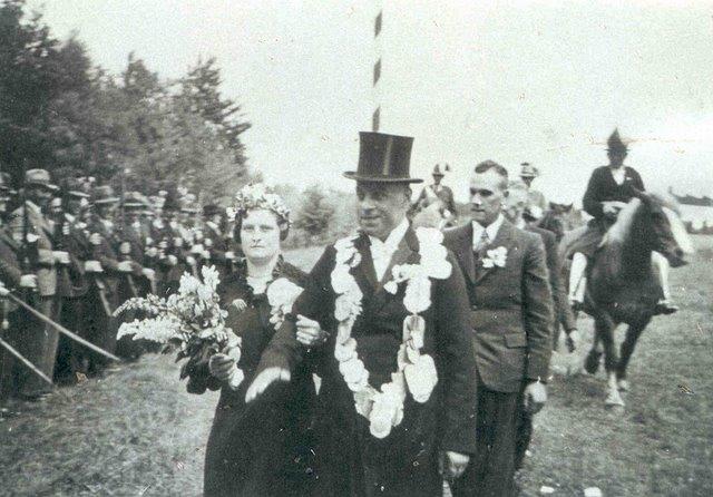 1938_Schültingk-Par.jpg - Vogelstange 1938: Das neue Königspaar Hermann Schültingkemper und Frl. Maria Maas (seine spätere Gattin) und Gefolge schreiten die Front ab.