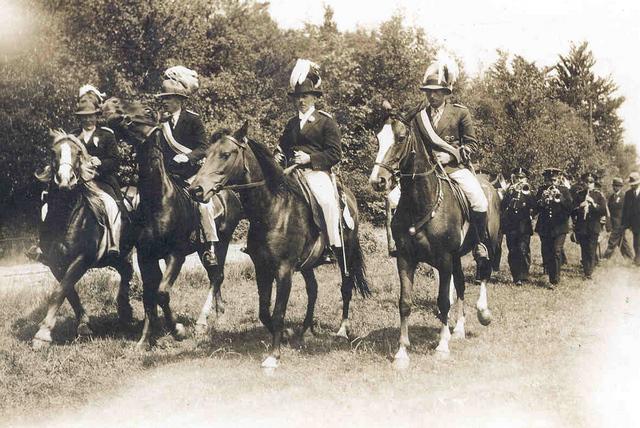 1938_Vogelst-Umz.jpg - 1938: Marsch zur Vogelstange mit Oberst Franz Fromme (links) und Major Ignatz Bönning-Busjan mit Adjutanten.