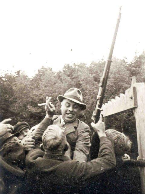 1938_Vogelst.jpg - Schützenfest 1938. Der Vogel ist unten! König Hermann Schültingkemper wird von den Schützen bejubelt.