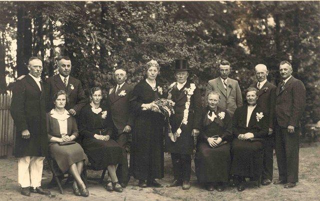 1939_Fromme-2.jpg - Schützenfest 1939. v.l.: Major Ignatz Bönning-Busjan, (Königspaar von 1938 Hermann Schültingkemper u. Maria Maas), Maria Fromme, August Schroer-Klostermann, Königspaar Frau August Schroer-Klostermann u. Franz Fromme, N.N., N.N., Bernhard Eskes, Jakob Dluhosch