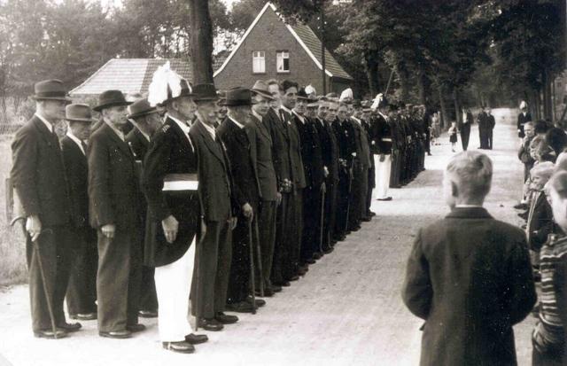 1949_01.jpg - 1949 wurde erstmalig wieder Schützenfest gefeiert. Von 1939 - 1948 wurden keine Schützenfeste gefeiert, wegen der schrecklichen Kriegsereignissen des Zweiten Weltrieges. Foto: Antreten an Möllmanns Station. Im Vordergrund Offizier Anton Schlüter.