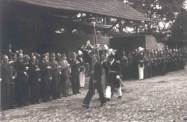 1949_02.jpg - Oberst Franz Fromme als alter König von 1939 beim abschreiten der Kompanien auf Hummelts Hof.