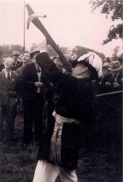 1949_03.jpg - Major Bernhard Eßling-Messing beim Vogelschießen mit der Armbrust. Das Schießen mit einem Gewehr war von den Aliierten noch verboten.