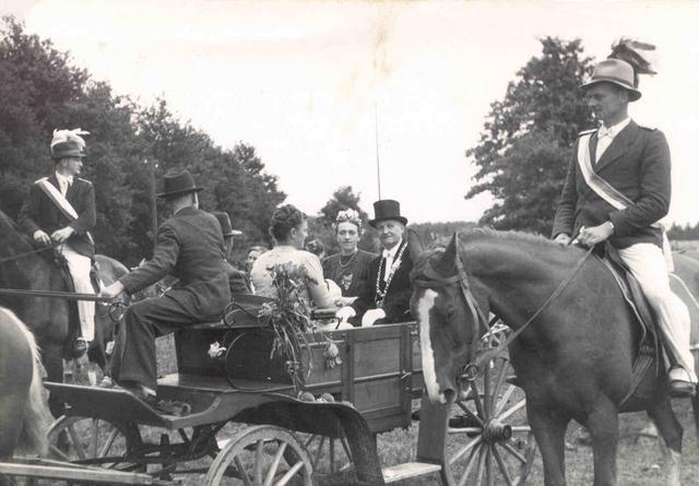 1949_07.jpg - Das Königspaar in der Kutsche. Rechts: Adjutant Hubert Wensing.