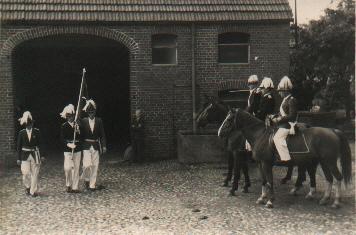 1949_Offiziere1.jpg - Ausholen der Fahne auf dem Hof Hummelt.