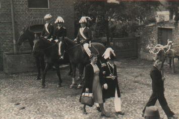 1949_Offiziere2.jpg - Ausholen des Königspaares von 1939 Oberst Franz Fromme und Frau Schroer-Klostermann auf dem Hof Hummelt.