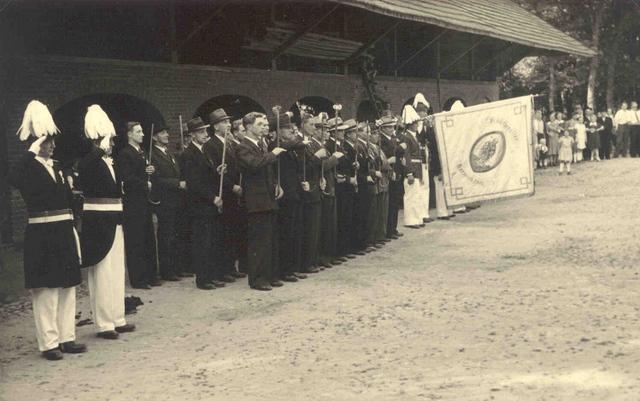 1950_04.jpg - Ausholen des Königspaares von Hummelts Hof.