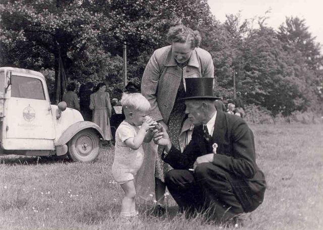 1950_12.jpg - Vorstandsmitglied Heinz Wantia und Ehefrau Eta mit ihrem ältsten Sohn Karl Heinz.