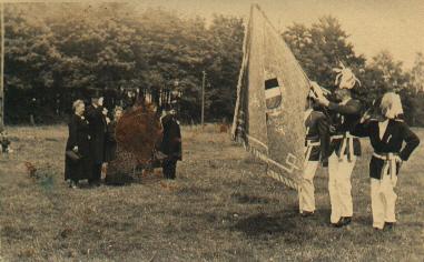 1950_Fahnenoff.jpg - 1950 Parade an der Vogelstange.