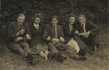 1950_Gruppe.jpg - An der Vogelstange: v.l. Hubert Vierhaus, Agnes Eßling-Messing, Anton (Tons) Schlüter, Leni Schlüter u. Josef Eßling-Messing.