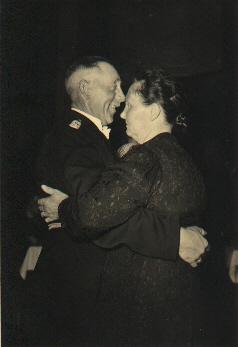 1950_Tanz.jpg - Major Bernhard Eßling-Messing mit seiner Ehefrau Maria beim abendlichen Festball.