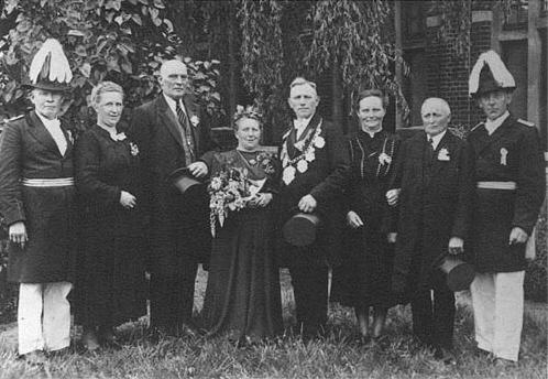 1950_Thron-Off2.jpg - Der Thron 1950 mit Oberst Franz Fromme (links) und Major Bernhard Eßling-Messing (rechts).