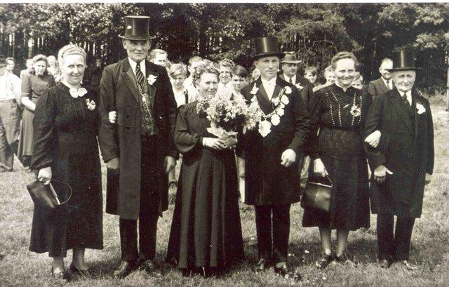 1950_Thron1.jpg - Gefolge v.l.: Frau Finnah u. Johann Rexing, (Königspaar Sophia Rexing und Paul Finnah), 
Maria Eßling-Messing u. Clemens Vierhaus. 
