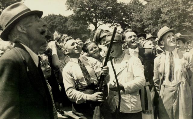 1950_Vogelst-1.jpg - Paul Finnah (mit Gewehr) kurz vor dem entscheidenen Schuss.