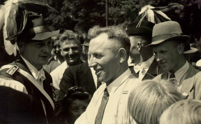 1950_Vogelst-3.jpg - Hier nimmt er die ersten Glückwünsche engegen. links: Adjutant Josef Wessendorf, rechts davon bernhard Terhechte; ganz rechts Bernhard Dinkler.