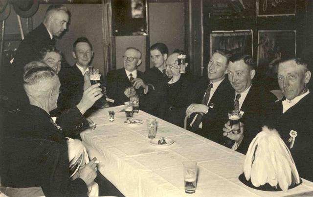 1950_Vorst.jpg - Vorstand und Offiziere im Saal Tenbrock. Links stehend: der langjährige Thronkellner auf dem Harwicker Schützenfest "Hubert Nolte".