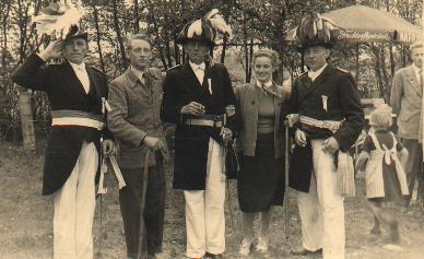 1956_0ffiziere.jpg - v.l.: Leutnant Paul Finnah, Anton Eßling, Hauptmann Anton Schlüter, Elisabeth Schlüter-Winking, Major Bernhard Eßling-Messing.