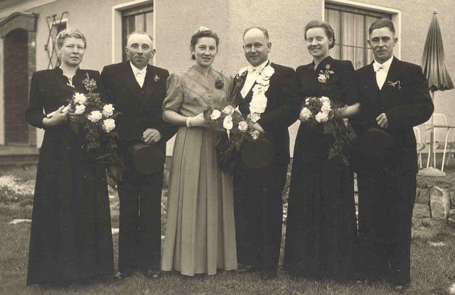 1956_Beeke1.jpg - Königspaar 1956: Hubert Beeke und Aloysia Wissing. Gefolge v.l.: Maria Beeke, Theo Wissing, Anna Wissing, Paul Beeke. 
