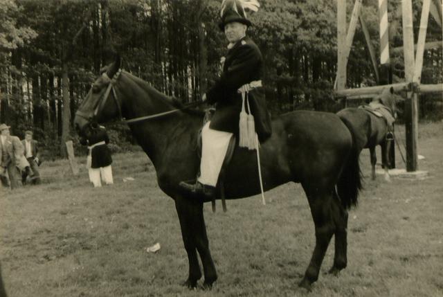 1957_4.jpg - Hoch zu Ross: Major Bernhard Eßling-Messing.