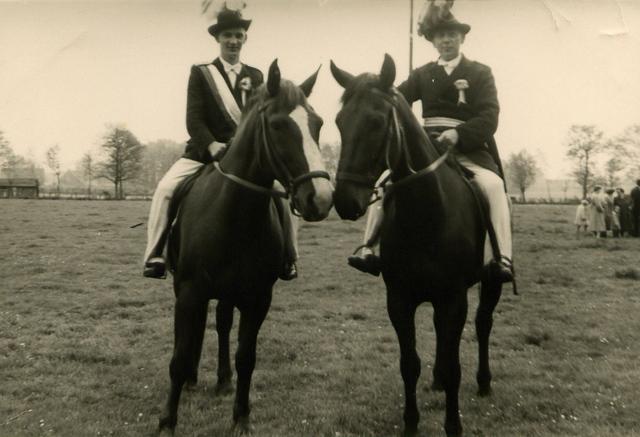 1957_5.jpg - Vater und Sohn: Major Bernhard Eßling-Messing u. Königsadjutant Ludger Eßling.