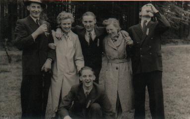 1957_Gruppe.jpg - v.l.: Josef Eßling, Elisabeth Schlüter Bernhard Eßling jun., Maria Eßling, NN. Ludger Eßling (kniend)