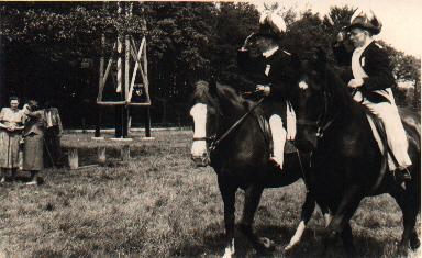 1957_Parade-Off.jpg - Parade an der Vogelstange: Major Bernhard Eßling u. sein Adjutant Josef Schlüter führen das Bataillon an.