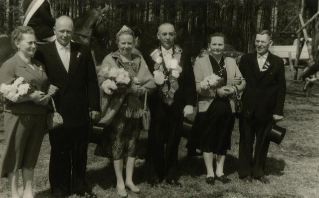 1960_2.jpg - Das Königspaar mit Gefolge v.l.: Maria Efsing, Bernhard Bönning-Busjan, Maria Eßling-Messing, August Lanfer. 
