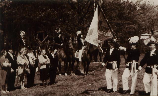 1960_3.jpg - Parade an der Vogelstange mit den Fahnenoffizieren v.l.: Roling, Bernhard Schlüter und Werner Sandscheper.