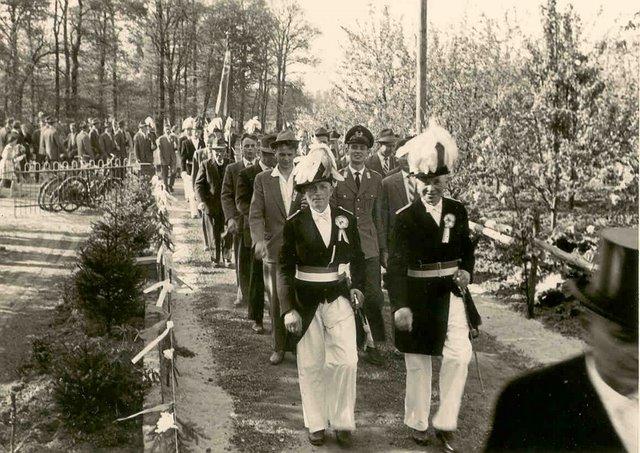 1960_Vogelst.jpg - Marsch zur Vogelstange mit den Offizieren Paul Finnah (lings) und Josef Kreyelkamp-Demmer, dahinter Sohn Josef Kreyelkamp (als Soldat) beurlaubt für's Harwicker Schützenfest.