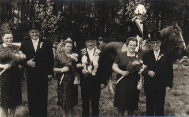 1963_Thron.jpg - Das Königspaar an der Vogelstange mit Gefolge v.l.: Christine Wessendorf, Heinrich Rolving Hilde Rolving, Anton Schulze Alfert,  

