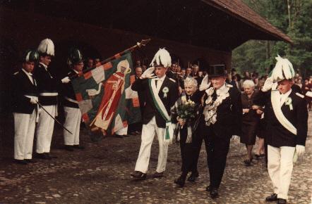 1964_Aush-1965.jpg - Im 2. Jahr: Ausholendes Königspaares vom Hof Hummelt. Fahnenoffiziere v.l.: heinz Feldkamp, Josef Kreyelkamp u. Werner Sandscheper.