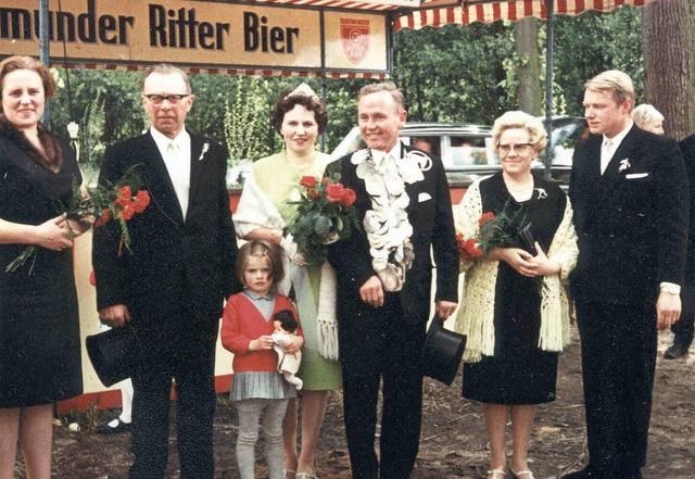 1968_BHS437B1.jpg - Das Königspaar mit Gefolge v.l.: Trudis Mümken,
Anton Bushues, Käthe Ruthmann, Rudi Winnemöller. 
