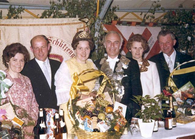 1972_BHS441B1.jpg - Das Königspaar 1972 Paul Wiesweg und Auguste Eskes mit Gefolge v.l.: Josefa Abbing, Bernhard Dapper-Lütkenhaus, Maria Wiesweg, Karl Eskes. 
