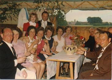 1973_Familie.jpg - Geschwister mit Anhang vom König Ludger Eßling-messing.