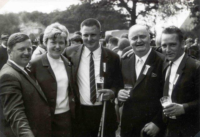 1974_BHS491B1.jpg - 1974 an der Vogelstange v.l.: Heini Heming, Marlies und Rudi Bönning-Busjan, Bernhard Schüring, Ludger Eßling