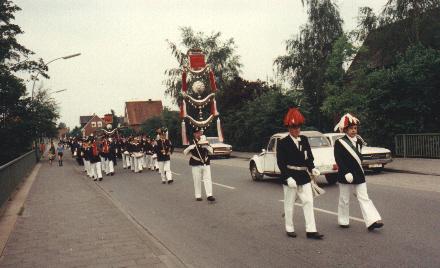 1976_Samstagab1.jpg - Marsch zur Kranzniederlegung.