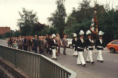 1976_Samstagab3.jpg - Marsch zur Kranzniederlegung.