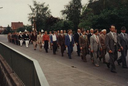 1977_Samstagab2.jpg - Marsch zur Kranzniederlegung.