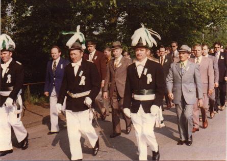 1978_Umzug.jpg - Umzug mit Hauptmann Josef Hemmer (mitte), Oberltn. Werner Höing (links) und "Spieß" Anton Eßling.