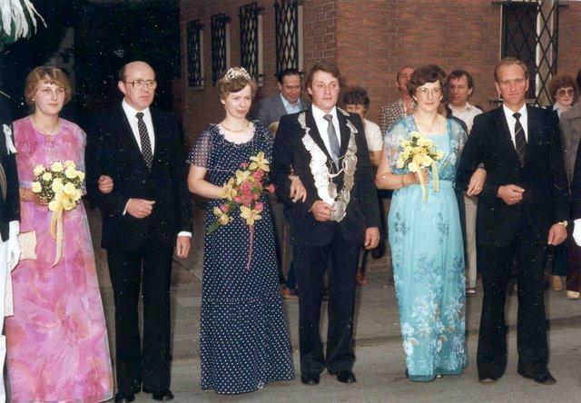 1981_BHS454B1.jpg - Königspaar 1981 Ludger Wessendorf und Maria Hummelt mit Gefolge v.l.: Marie-Theres Wessendorf, Hermann Pierk, Mathilde Pierk, 
Josef Hummelt. 
